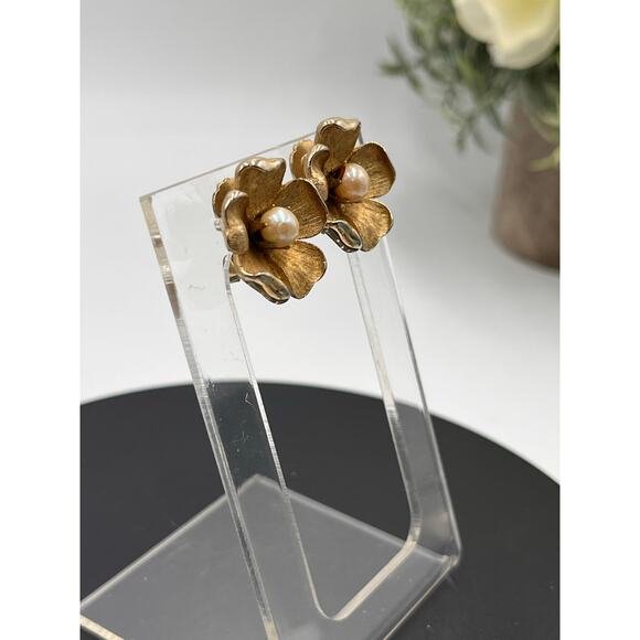 Coro Signed Vintage Gold-tone Flower Faux Creamy Pearl Center Clip On Earrings - Picture 4 of 8